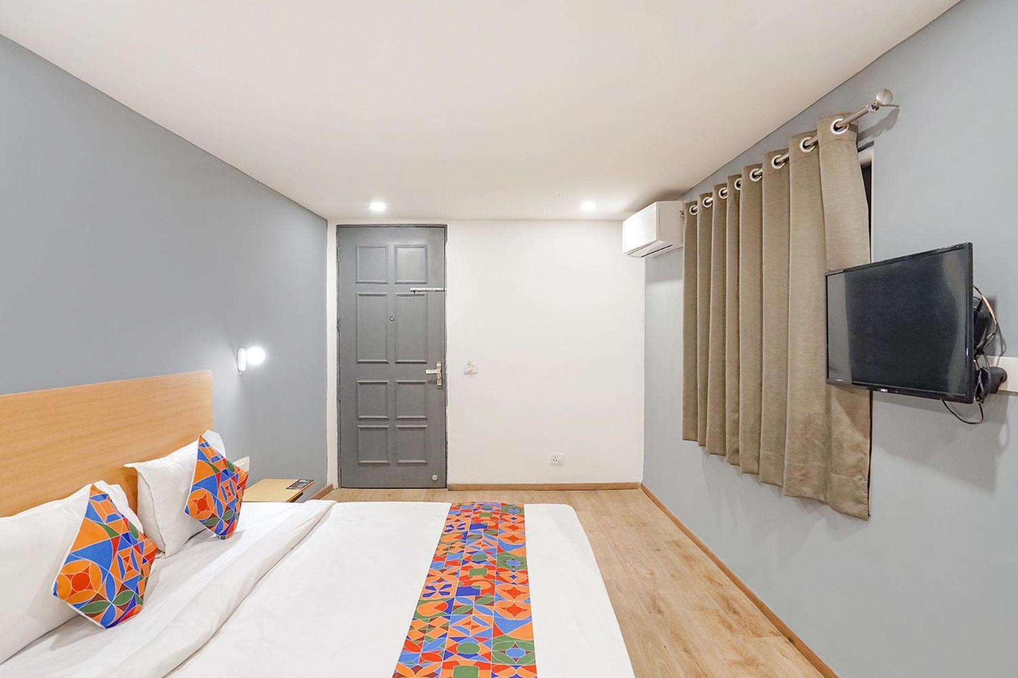 Super Townhouse O Hotel Aditya Residency Near Parthala Over Bridge Sector 121 Noida Indirapuram Exterior photo
