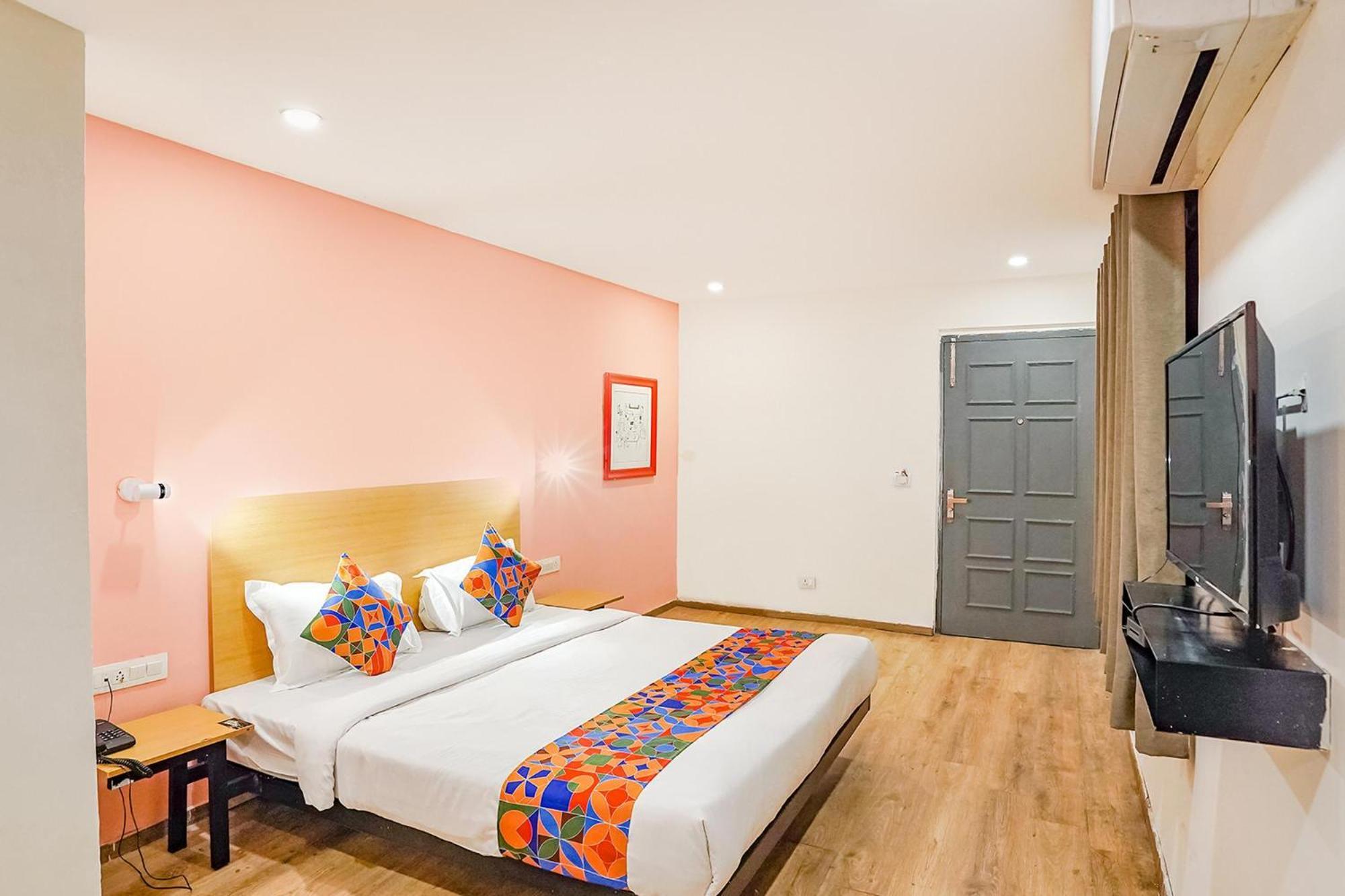 Super Townhouse O Hotel Aditya Residency Near Parthala Over Bridge Sector 121 Noida Indirapuram Exterior photo