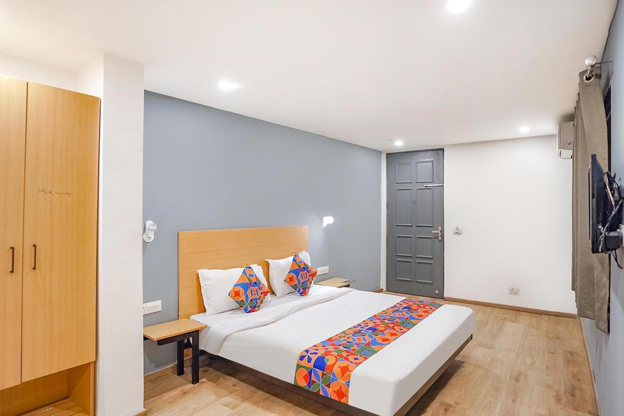 Super Townhouse O Hotel Aditya Residency Near Parthala Over Bridge Sector 121 Noida Indirapuram Exterior photo