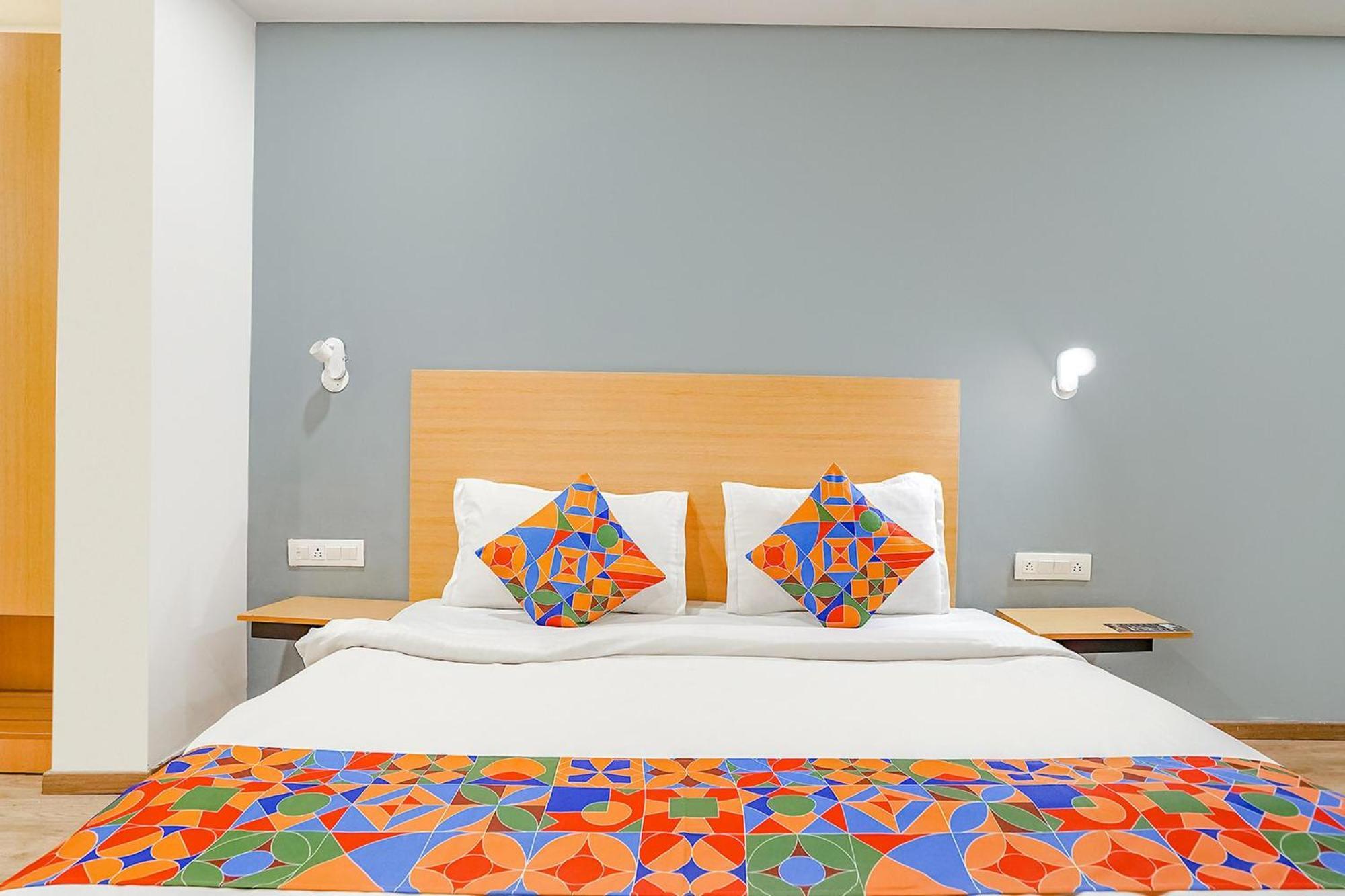 Super Townhouse O Hotel Aditya Residency Near Parthala Over Bridge Sector 121 Noida Indirapuram Exterior photo