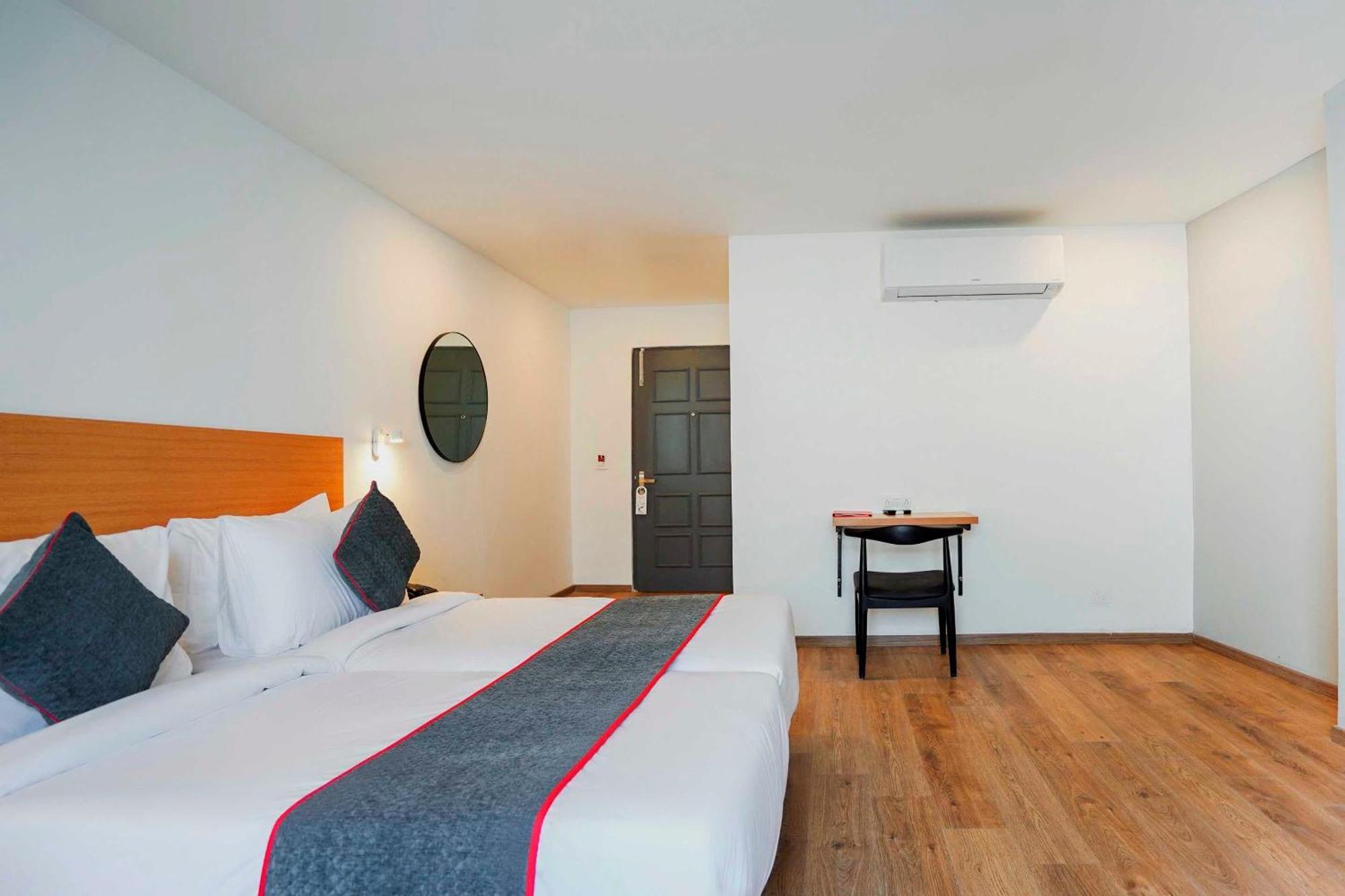 Super Townhouse O Hotel Aditya Residency Near Parthala Over Bridge Sector 121 Noida Indirapuram Exterior photo